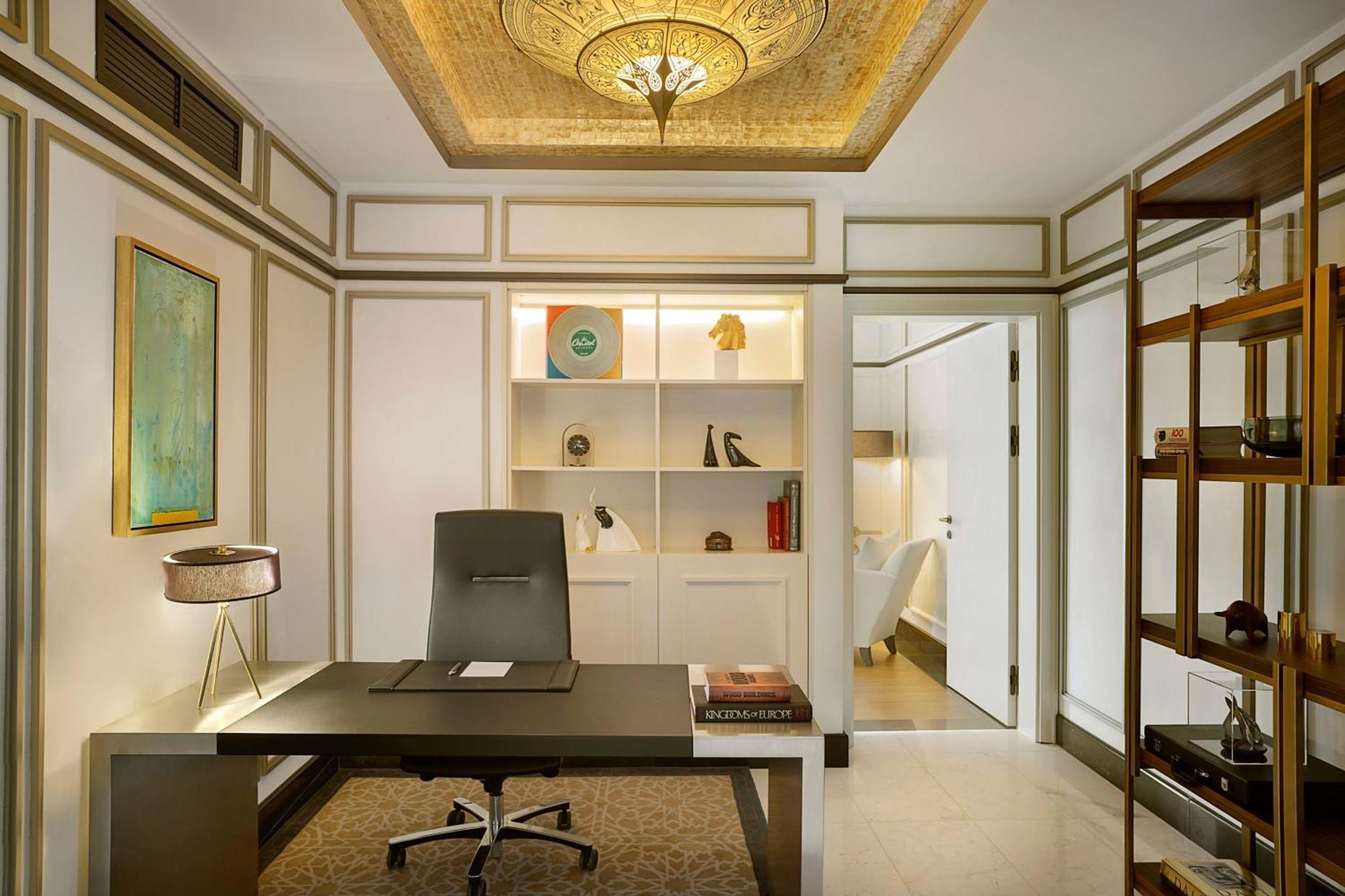 Sheraton Astana Hotel Exterior photo A private office at the Mandarin Oriental, Jakarta
