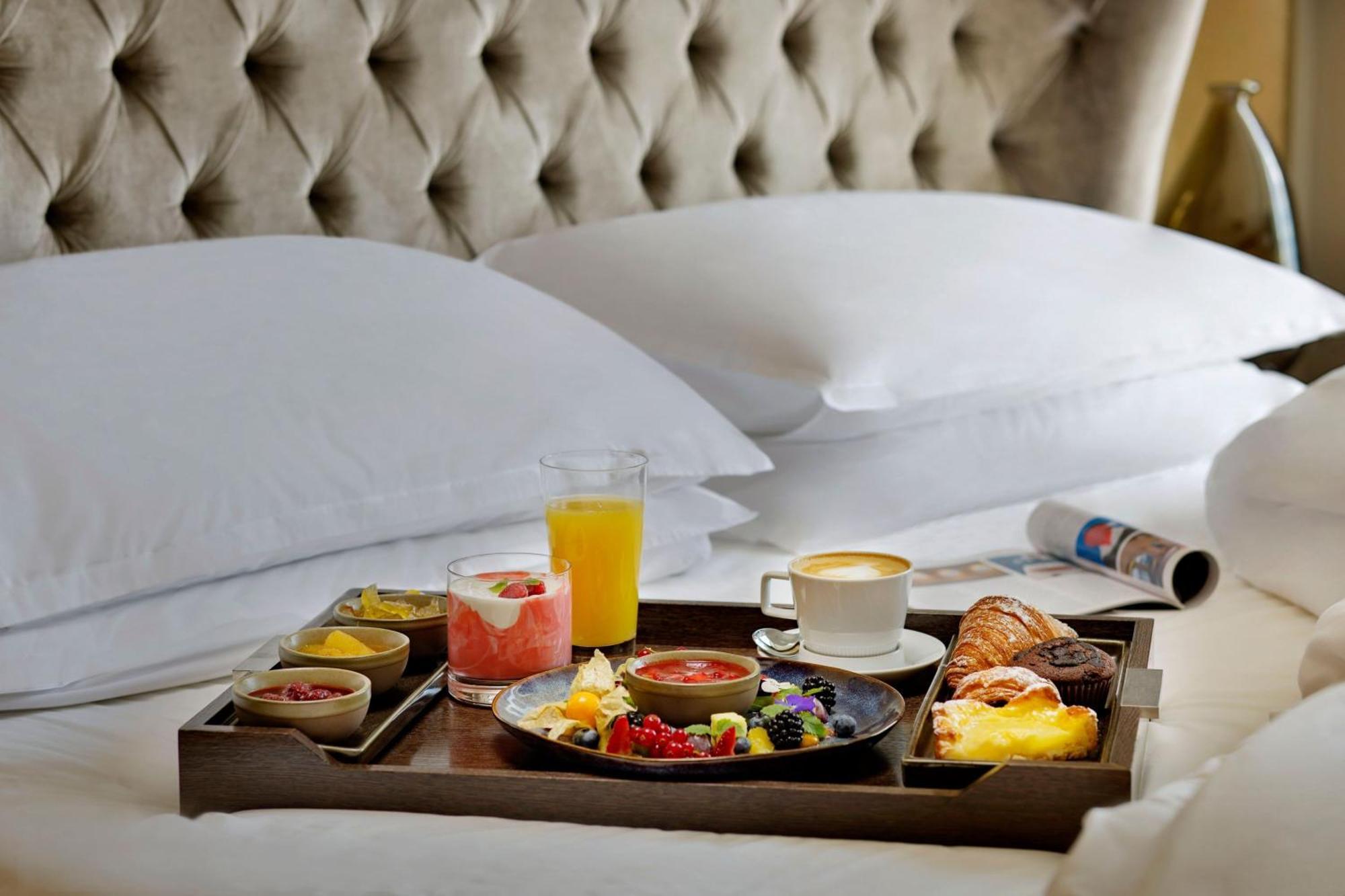 Sheraton Astana Hotel Exterior photo Room service