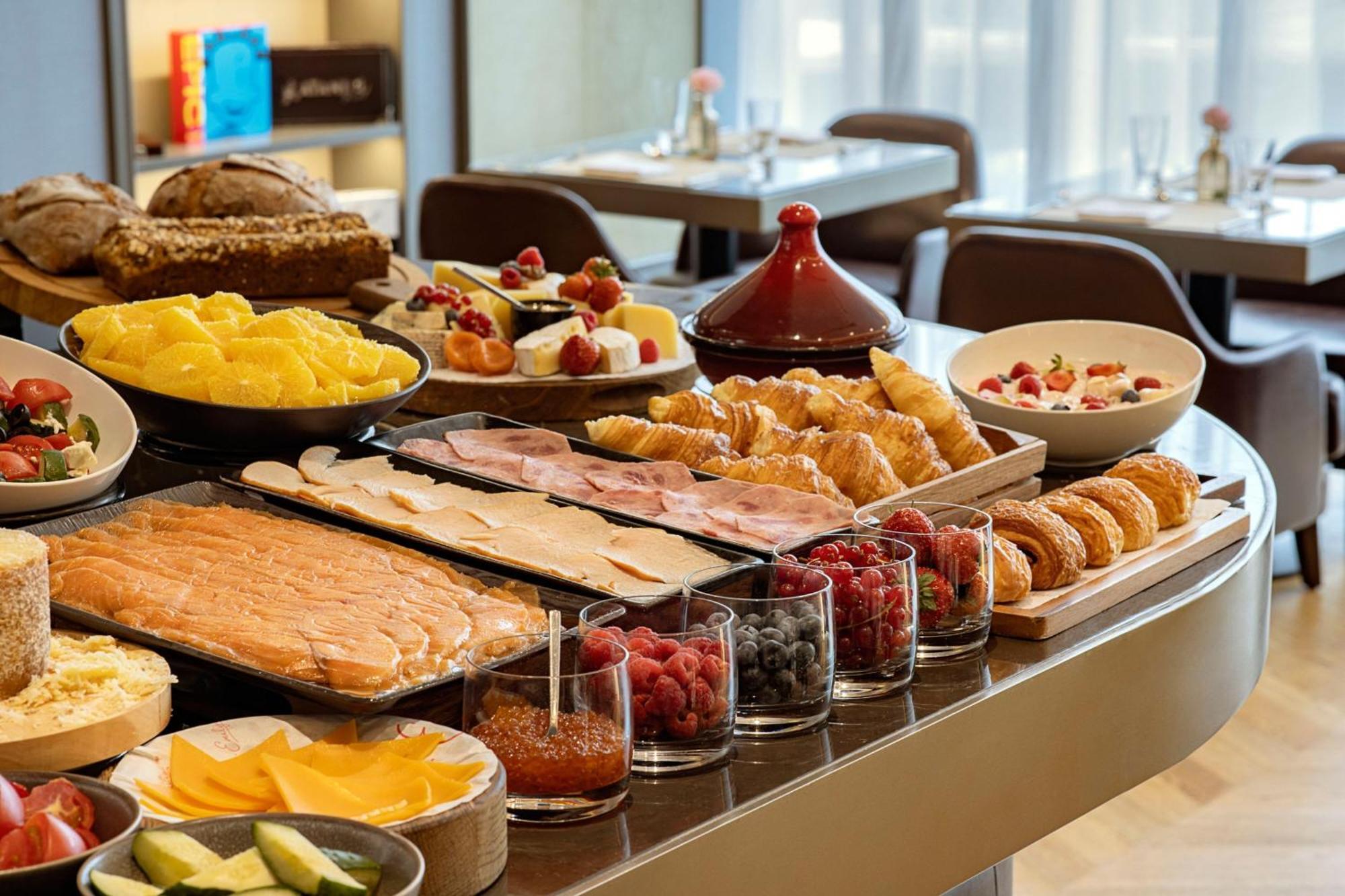 Sheraton Astana Hotel Exterior photo A buffet at a hotel